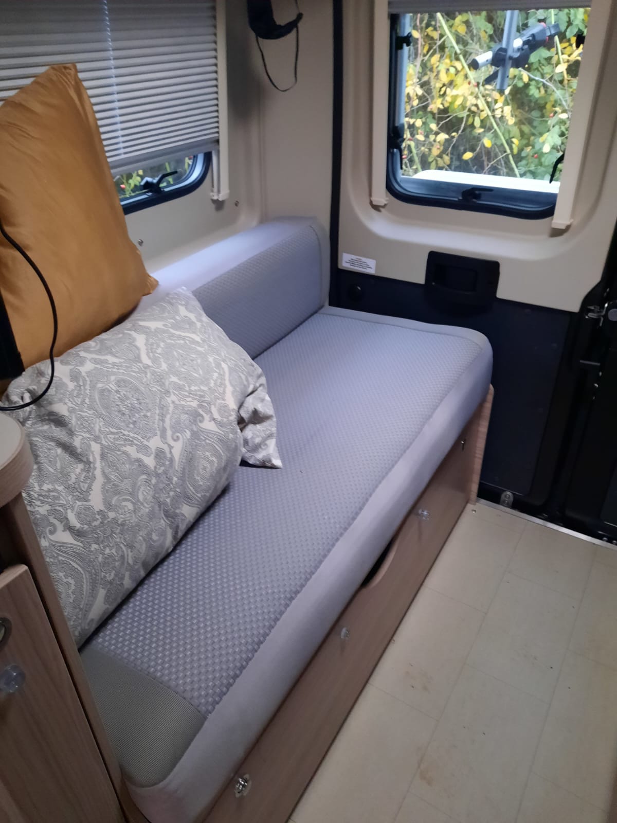 Hymer Motorhome, MH-1095 Special request, Re trim rear cushions + front seat covers - Image 5